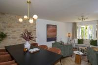 Modern Home on Edge of Cotswolds Private Parking - B&B Cheltenham