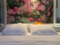 家庭房Family rooms for 4 to 5 people with a terrace are located near KSL Shopping Centre and Palaz Pelangi adjacent to the Johor-Singapore First Link The room is equipped with one 190cm king bed and two 120cm single beds Free pick up and drop off - B&B Johor Bahru