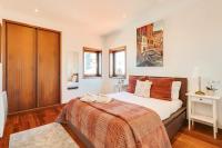 Beach Villa with Jacuzzi & Garage by HostWise - Chambres d'hôtes Vila Chã