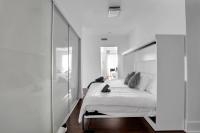 Lake View Condo in the Heart of Downtown Sleeps 11 - Right beside Rogers Centre - Chambres d'hôtes Toronto