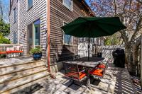 Bright Ptown Retreat | 2BR + Patio + BBQ + Parking - Chambres d'hôtes Provincetown