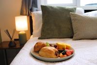 Five bedroom house with parking - B&B Luton