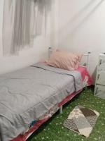 Einzelbett im Frauenschlafsaal