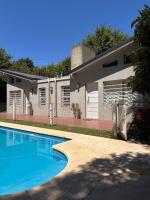 Cabañas Aires del Sur, con gran parque y pileta - B&B Chascomús