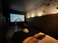 Love room - Cinéma et Jacuzzi Shelby - B&B Bordeaux