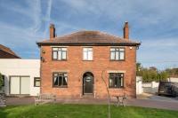 Spacious House - Pool Games Room Private Parking - Bed and Breakfast Dean
