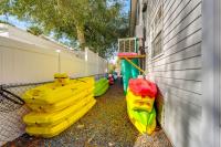 Waterfront Weeki Wachee Home w/ Dock & Game Room! - Bed and Breakfast Spring Hill