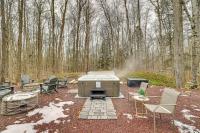 Pocono Pines Home with Private Hot Tub! - Chambres d’hôtes Pocono Pines