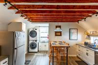 Private Renovated Apt w WasherDryer near dwntwn - Ferienwohnung Burlington