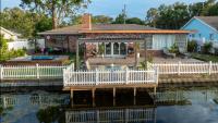 Heaven on the Water with Deck & BBQ, just 5 min to Beach - Chambres d'hôtes St. Petersburg