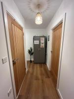 Staines 2 Bed Apartment - Free Parking - Ideal for Contractors & Leisure - B&B Staines