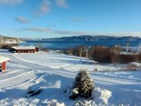 Stort hus med havutsikt ved fjord og fjell med båt - B&B Lensvik