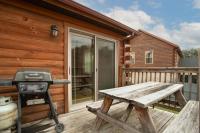 2BR Retreat - Hot Tub Near Dollywood & Pkwy - B&B Pigeon Forge