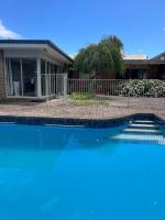 Relaxing Oasis for Families- Pool& Lush Yard - B&B Moorabbin