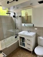 Stylish 1-Bedroom Apartment in the Heart of Cremorne - Chambres d'hôtes Sydney