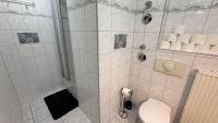 Zentrale Privatzimmer - Gemeinschaftskueche & Badezimmer - Free WiFi - B&B Halle sul Saale