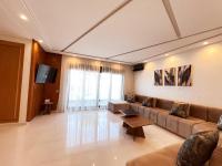 Modern 3BR Oasis with Pool Views, 5-Min to Train - Chambres d’hôtes Tanger