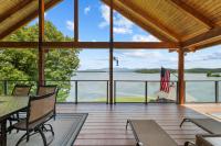 Cozy Cabin Style Lake House w Theatre Room & Dock - B&B Sevierville