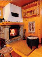 Domki Janosik - Góralski - drewniany domek z kominkiem i dużym ogrodem, psiolubny - Bed and Breakfast Łopuszna