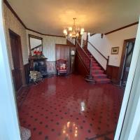 Family-Friendly Devon Farmhouse, sleeps 11, with Indoor Heated Pool, Dartmoor Views & Tarka Trail Access - B&B Merton