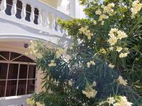 Ocean Breeze 2BR Apt 50m to Beach Pool AC - B&B Puerto Plata