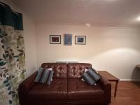 2-Bed Home with Parking, Near Airport, NEC & JLR - Ferienwohnung Birmingham