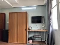 Habitación con cama grande y balcón
