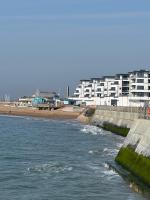 Seafront retreat - Beachfront Luxury Apartment with Panoramic Sea Views, Balcony & Parking space - B&B Ramsgate