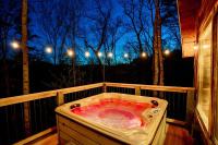 Rustic Retreat-Private Hot Tub Cabin with All Modern Amenities, Board Games, and Secluded Feel - Chambres d'hôtes Sevierville