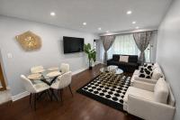 Newly Renovated 3BR North York Bungalow with Backyard Patio & Volleyball Set! Close to Rogers Stadium, TTC Subway Access, Perfect for Family Travel, Group Trips & Work Stays! - Chambres d’hôtes Toronto