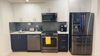 Modern 1BR Private Suite NW Near Airport & Amazing Shopping! Free Netflix, Parking! - Chambres d'hôtes Calgary