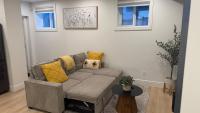 Modern 1BR Private Suite NW Near Airport & Amazing Shopping! Free Netflix, Parking! - Chambres d'hôtes Calgary