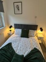 3BR Home Sleeps 10 with Private Drive Near Park - Bed and Breakfast Newton Mearns