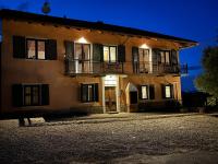 Relais Portaluna delle Langhe, Private Estate with Pool, 7 Bedrooms, Sleeps 18, Vineyard Views - Chambres d'hôtes Mango