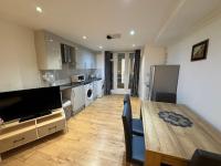 Large studio flat Uxbridge Road - B&B London