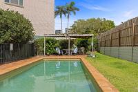 Sunny Kings Beach Escape w Pool - 300m to beach - B&B Caloundra