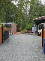 Granite Falls Tiny House off Mtn Loop, EV, AC, Grill and Pond - Bed and Breakfast Granite Falls