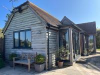 The Acorn luxury lodge - walk to Goodwood Revival - B&B Chichester
