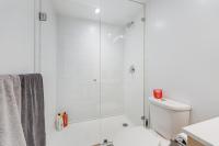 Luxury 2-Bedroom Townhouse with Private Terrace - B&B Vancouver