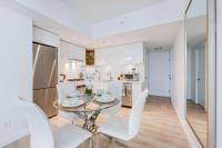 Luxury 2-Bedroom Townhouse with Private Terrace - B&B Vancouver