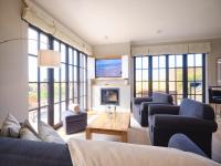 Reetland am Meer - LuxusPlus Reetdachvilla mit 4 Schlafzimmern, Außensauna, Loungebereich und Kamin H12 - Chambres d'hôtes Dranske