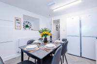 Modern 6 Bed House with Ensuites by 53 Degrees Property, Perfect for Business and Groups - Chambres d'hôtes Manchester