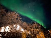 Sentrumsnær sokkelleilighet - B&B Svolvær