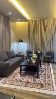 بي هوم شقه فندقيه بصاله وغرفة نوم انيقه Hotel apartment with a living room and an elegant bedroom - B&B Al Madīnah