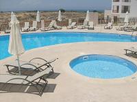 2 Bed apartment with huge balcony overlooking pool - Chambres d'hôtes Paralímni