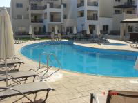 2 Bed apartment with huge balcony overlooking pool - Chambres d'hôtes Paralímni