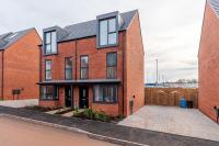 Stunning 3-bed Home in Derby by Renzo, Driveway Parking, Royal Derby Hospital! - Chambres d'hôtes Derby