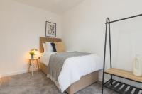 Stunning 3-bed Home in Derby by Renzo, Driveway Parking, Royal Derby Hospital! - Chambres d'hôtes Derby