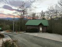 Mountain-View Smoky Cabin with Hot Tub & Fire Pit - Chambres d'hôtes Sevierville