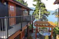 Oceanfront Suite with Hot Tub - No Pets - Sleep 4 - Ferienwohnung Port Renfrew